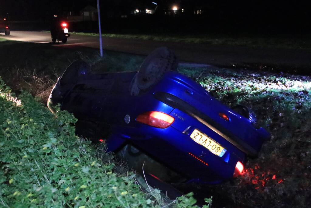 Auto belandt in de sloot