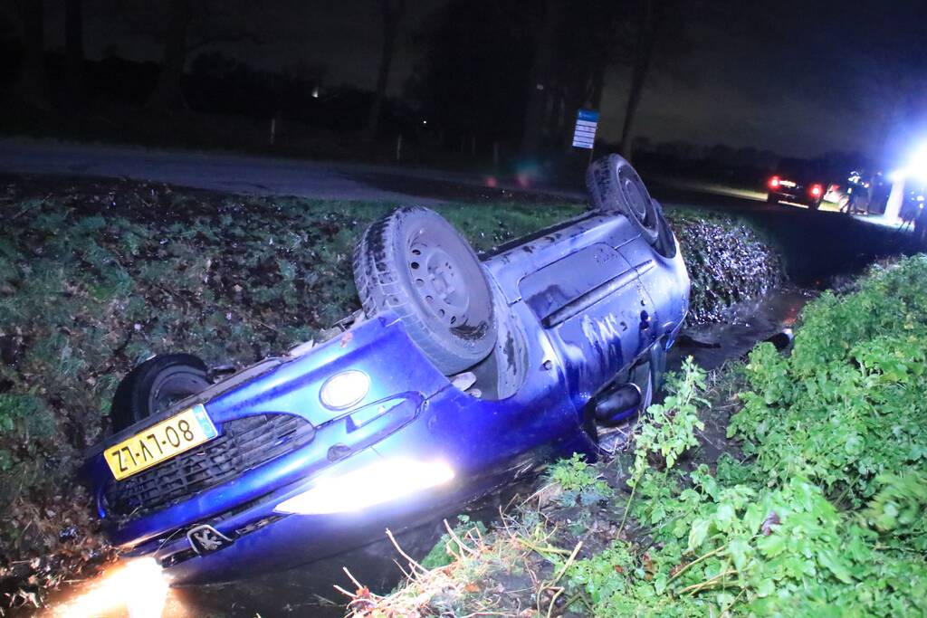 Auto belandt in de sloot