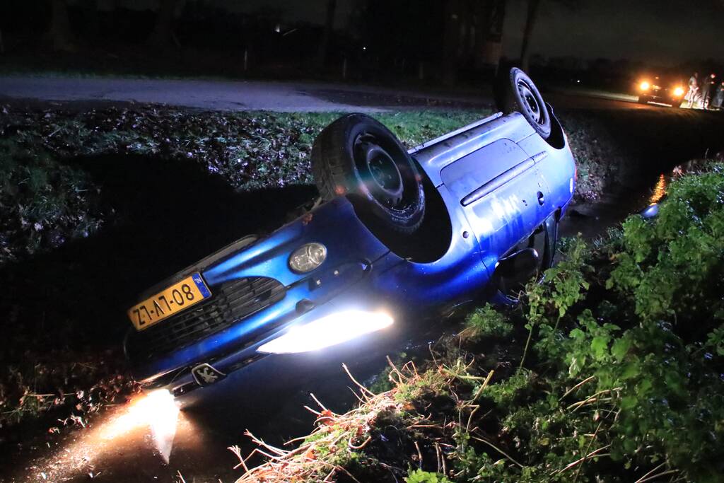 Auto belandt in de sloot