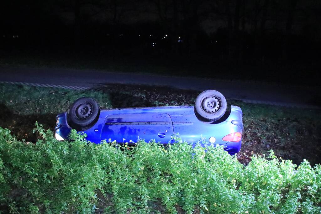 Auto belandt in de sloot