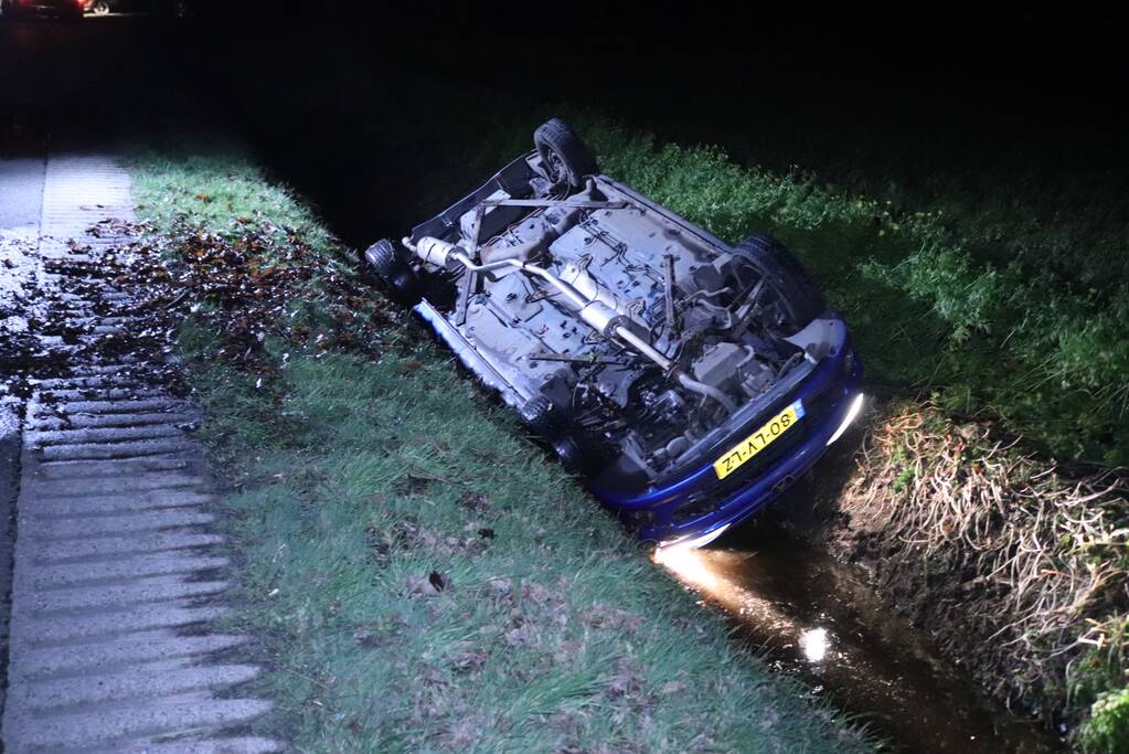 Auto belandt in de sloot