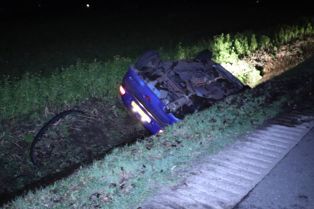 Auto belandt in de sloot