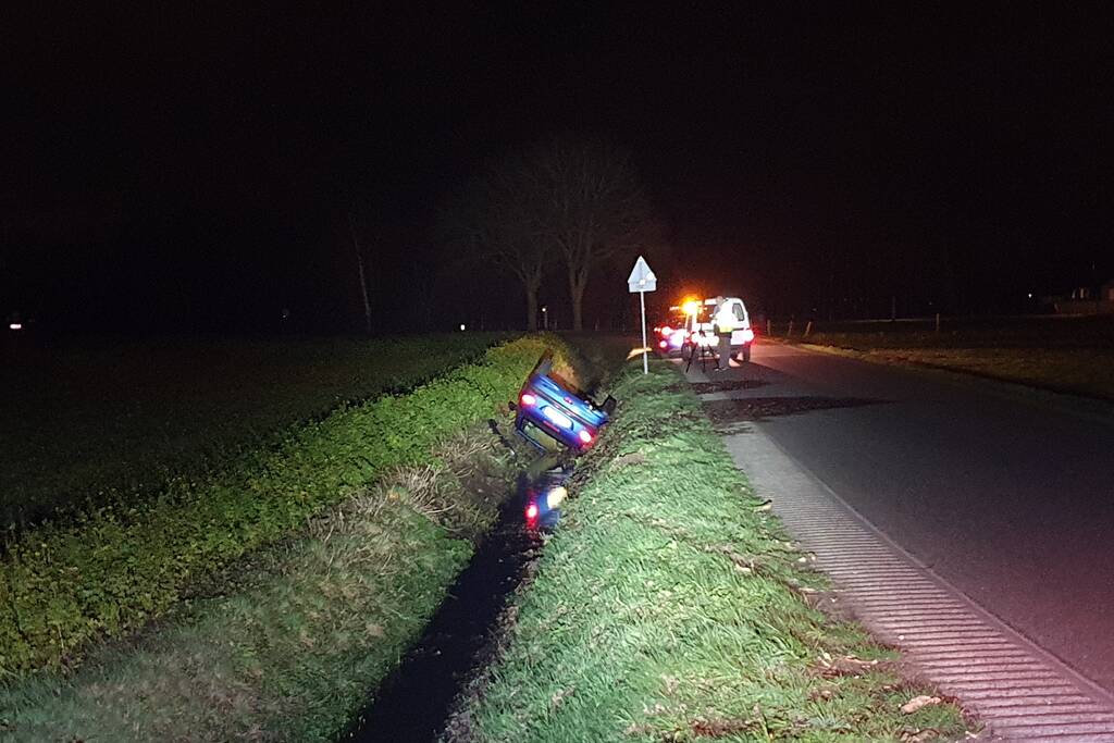 Auto belandt in de sloot