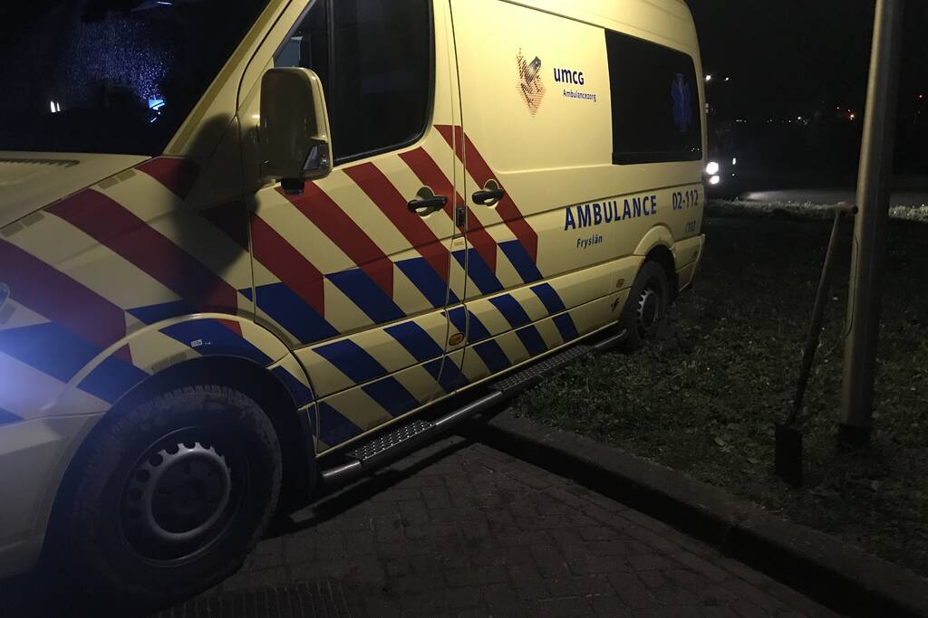 Ambulance komt vast te zitten in grasveld