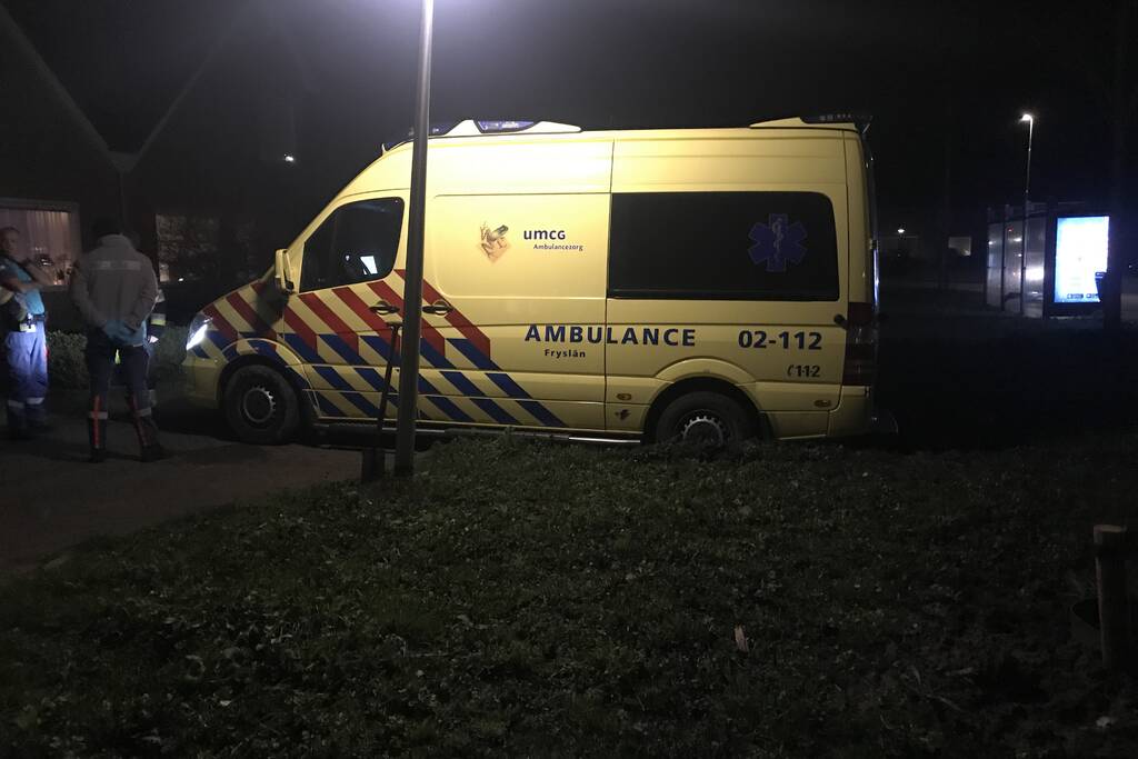 Ambulance komt vast te zitten in grasveld