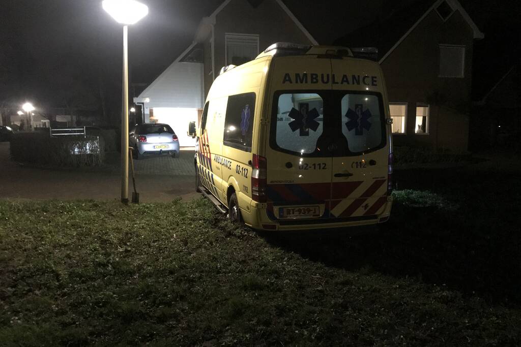 Ambulance komt vast te zitten in grasveld