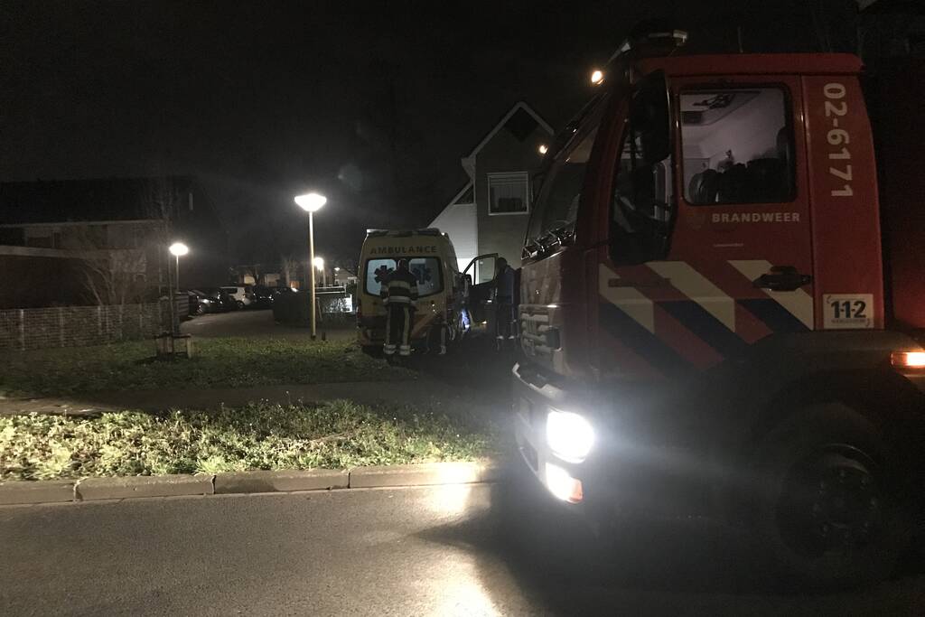 Ambulance komt vast te zitten in grasveld