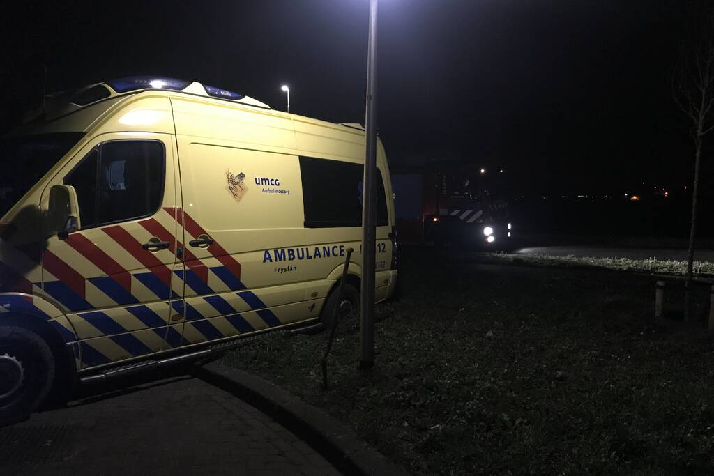 Ambulance komt vast te zitten in grasveld