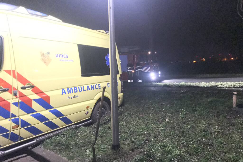 Ambulance komt vast te zitten in grasveld