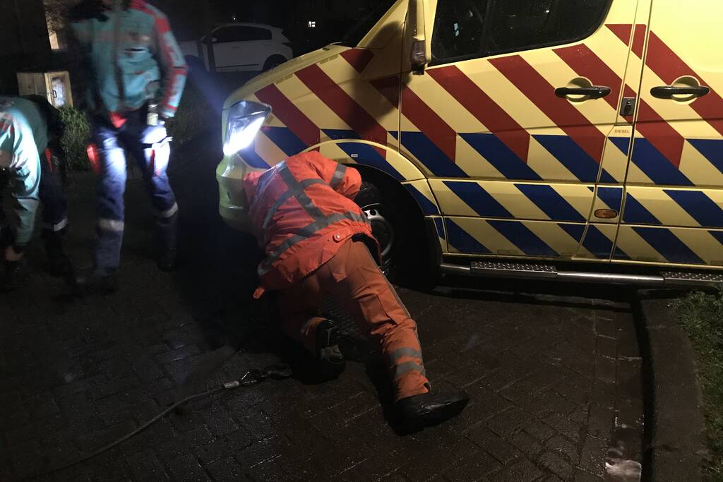 Ambulance komt vast te zitten in grasveld