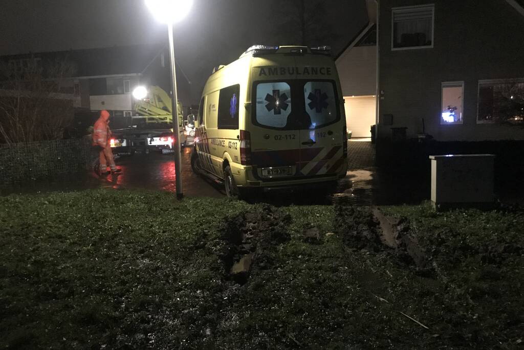 Ambulance komt vast te zitten in grasveld
