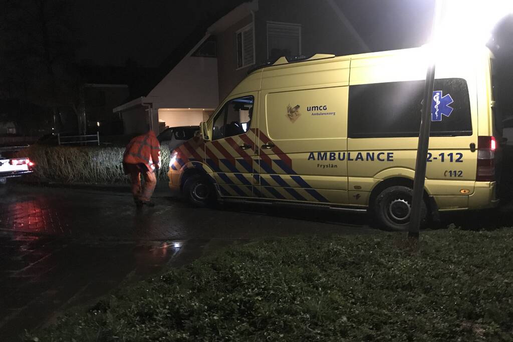 Ambulance komt vast te zitten in grasveld