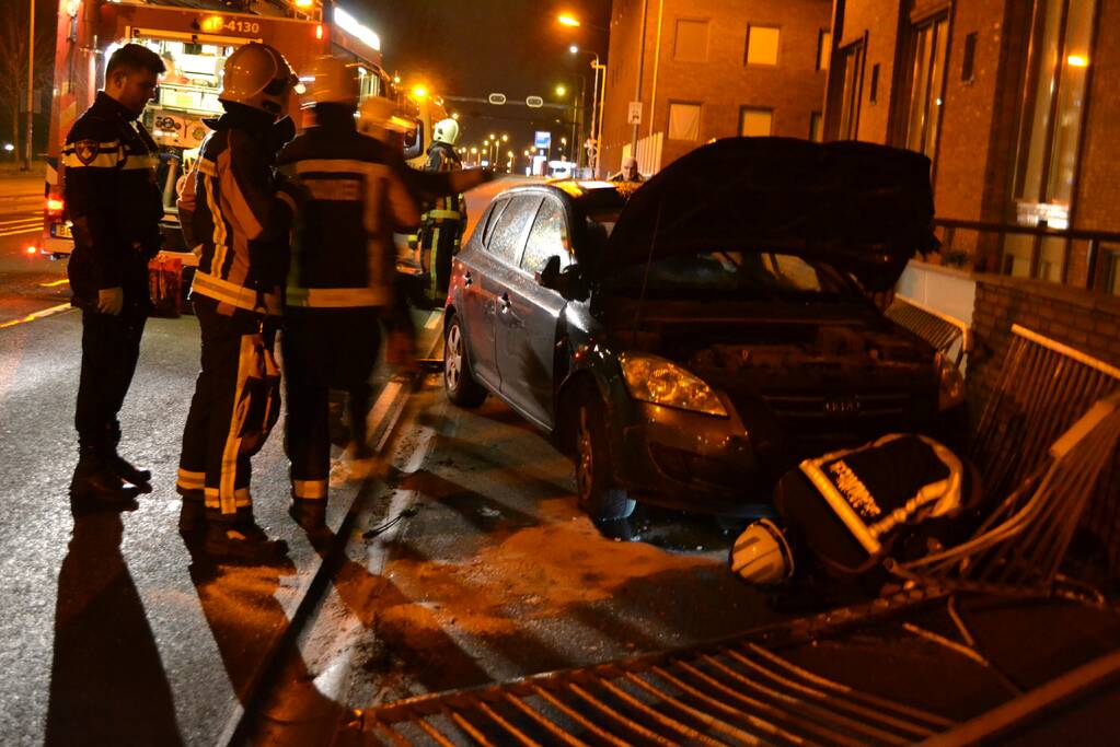 Automobilist ramt hekken en eindigt op fietspad