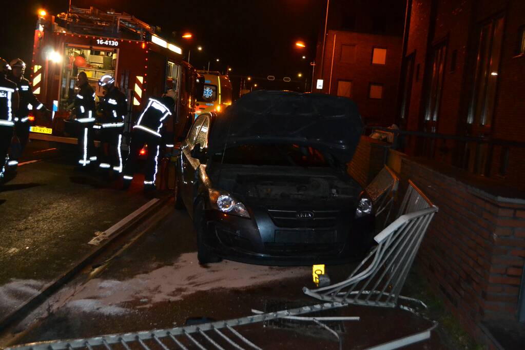 Automobilist ramt hekken en eindigt op fietspad