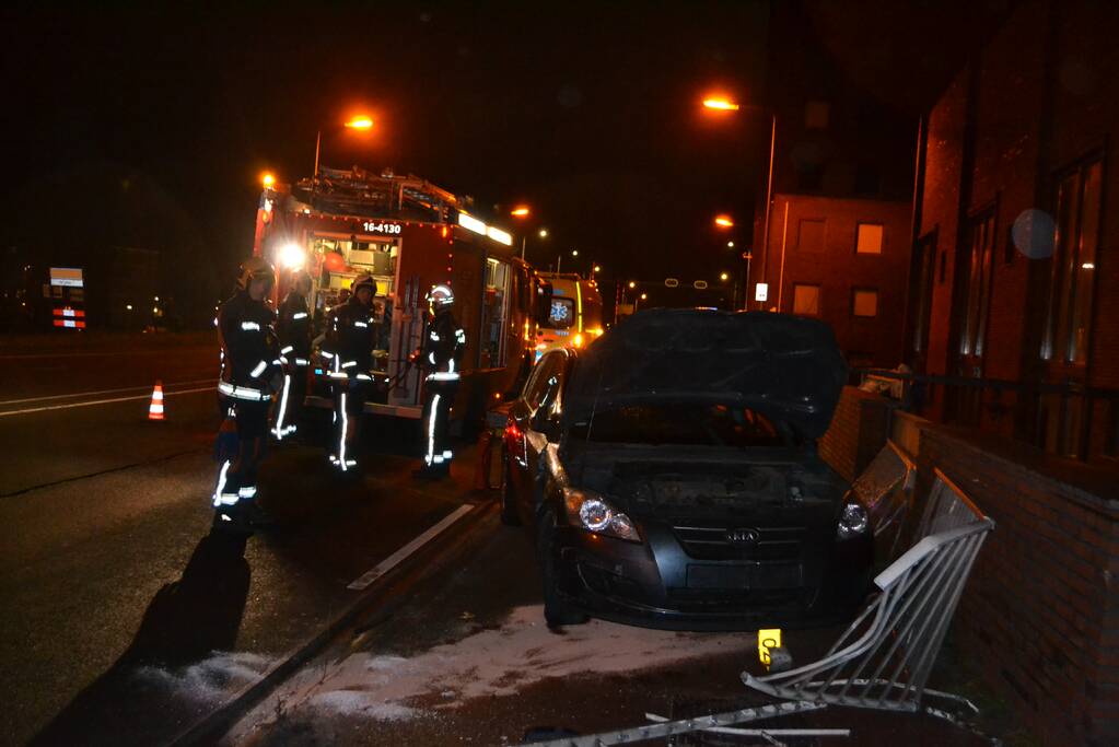 Automobilist ramt hekken en eindigt op fietspad