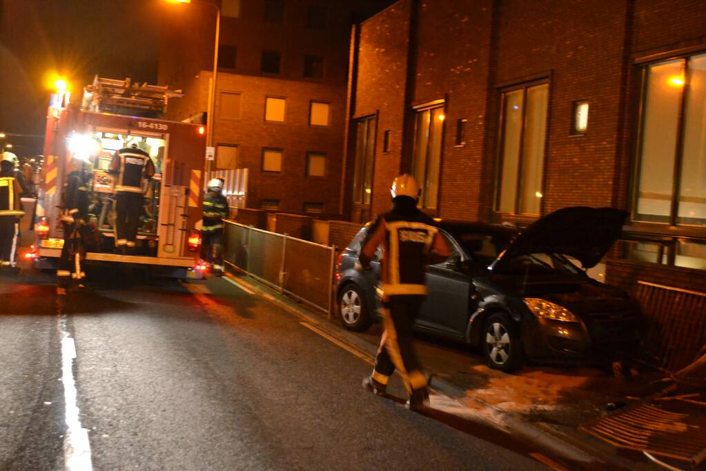 Automobilist ramt hekken en eindigt op fietspad
