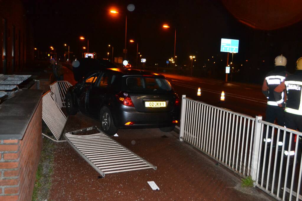 Automobilist ramt hekken en eindigt op fietspad