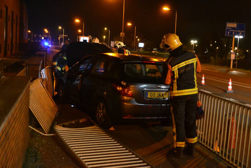 Automobilist ramt hekken en eindigt op fietspad