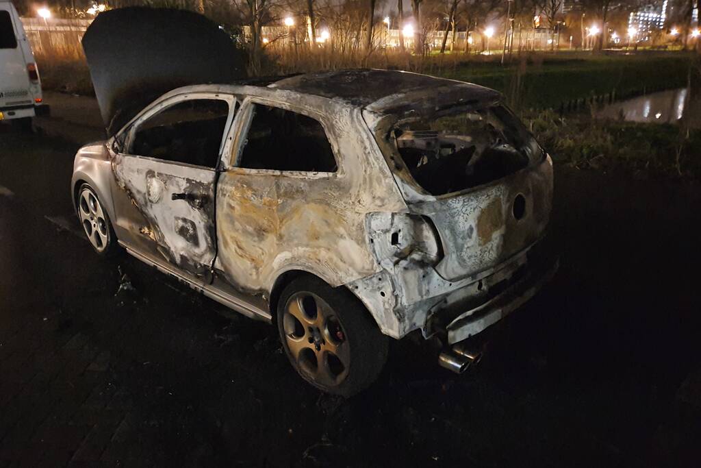 Auto verwoest door brand