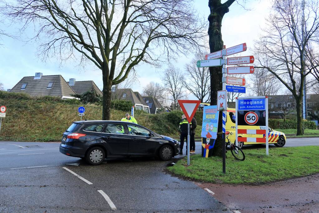 Overstekende fietser botst op auto