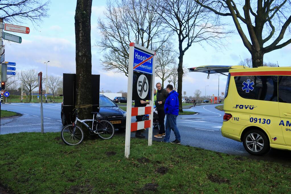 Overstekende fietser botst op auto
