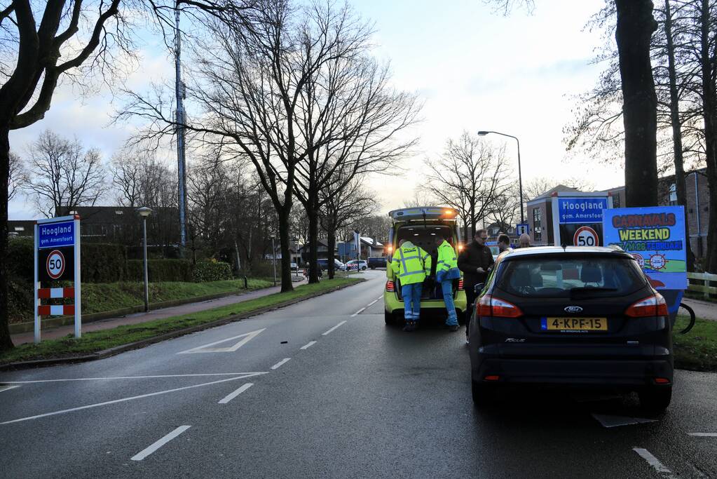 Overstekende fietser botst op auto