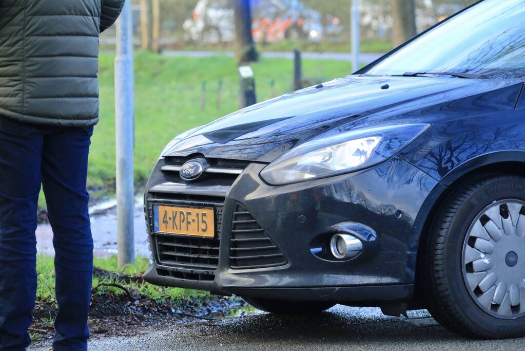 Overstekende fietser botst op auto