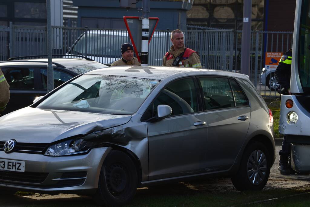 Tram en personenauto botsen op elkaar
