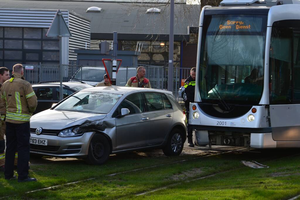 Tram en personenauto botsen op elkaar