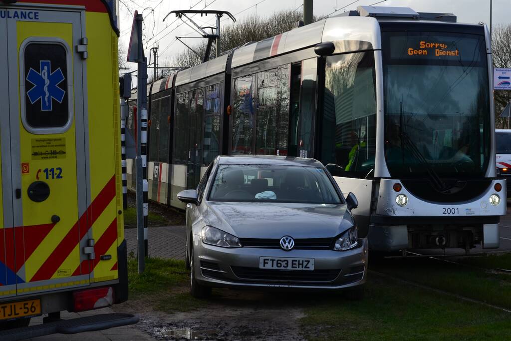 Tram en personenauto botsen op elkaar