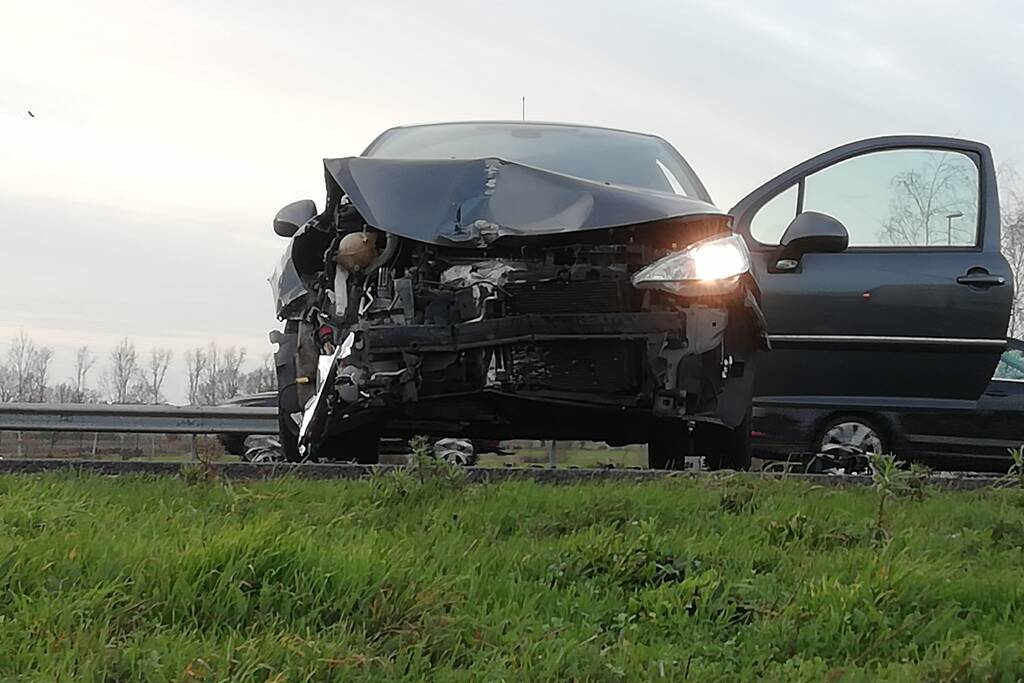 Auto botst op bestelwagen