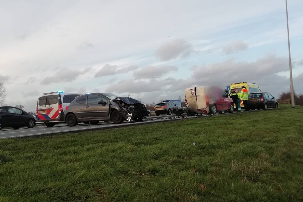 Auto botst op bestelwagen