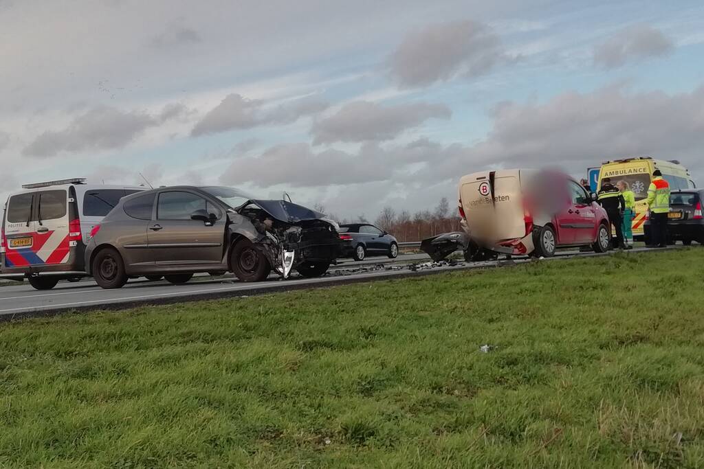 Auto botst op bestelwagen