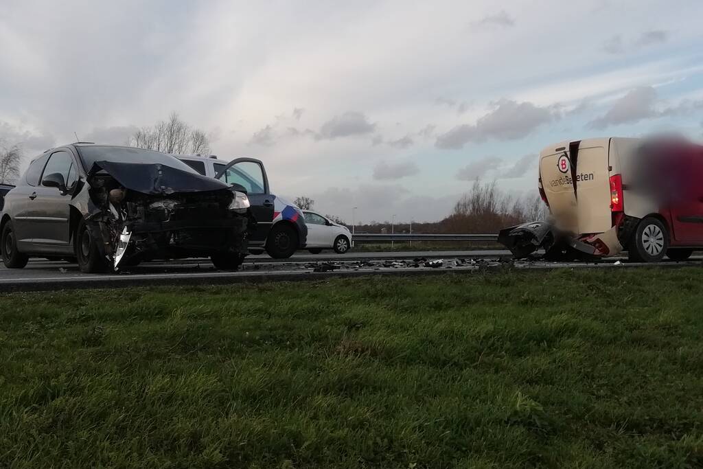 Auto botst op bestelwagen