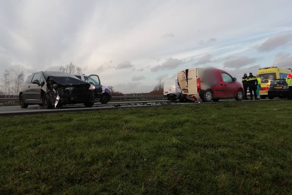 Auto botst op bestelwagen