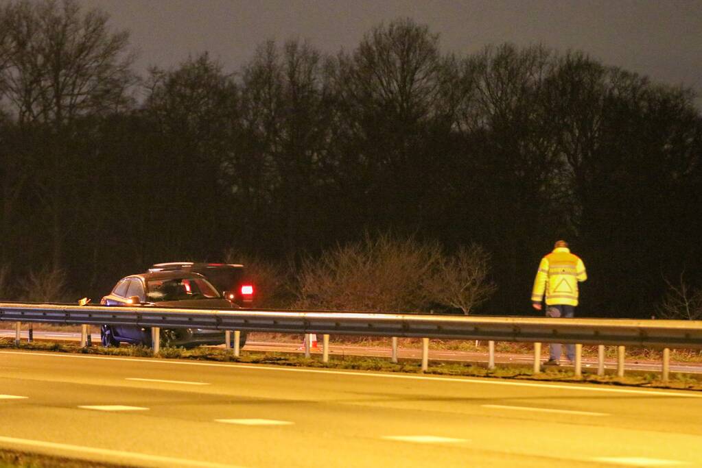 Auto achterstevoren tegen vangrail op snelweg