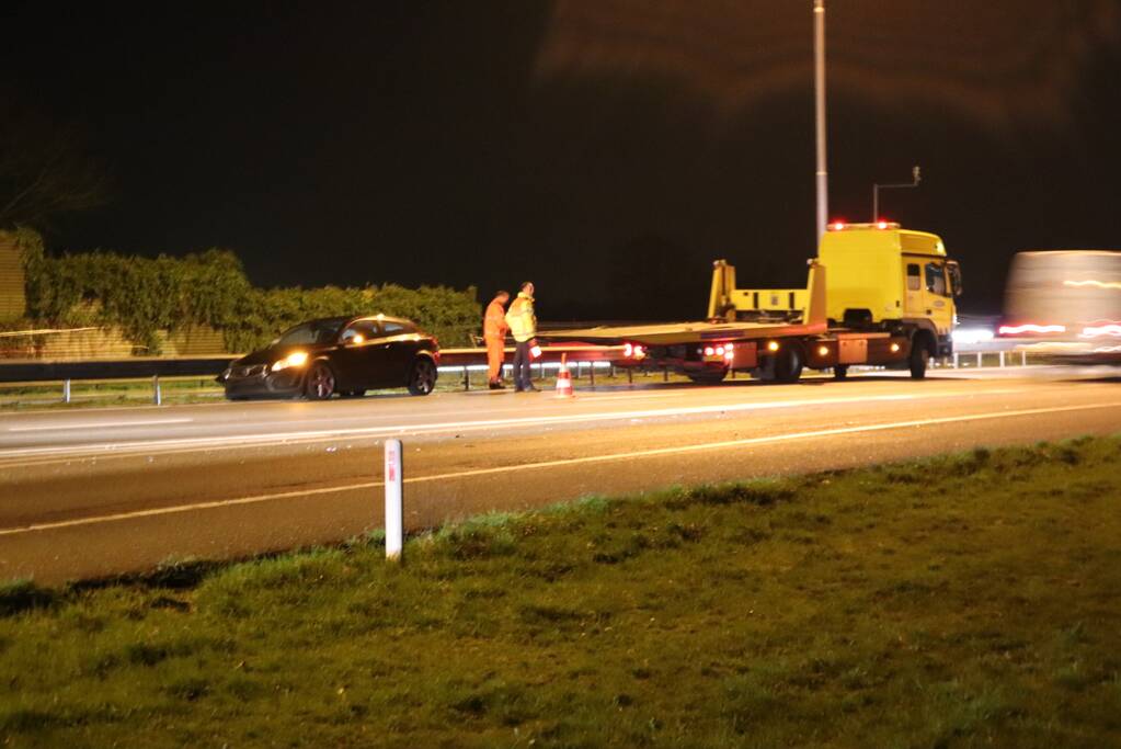 Auto achterstevoren tegen vangrail op snelweg