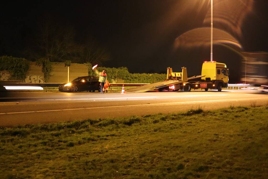 Auto achterstevoren tegen vangrail op snelweg