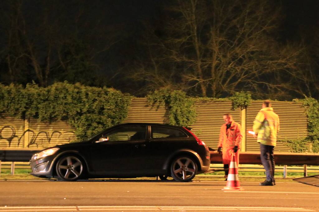 Auto achterstevoren tegen vangrail op snelweg