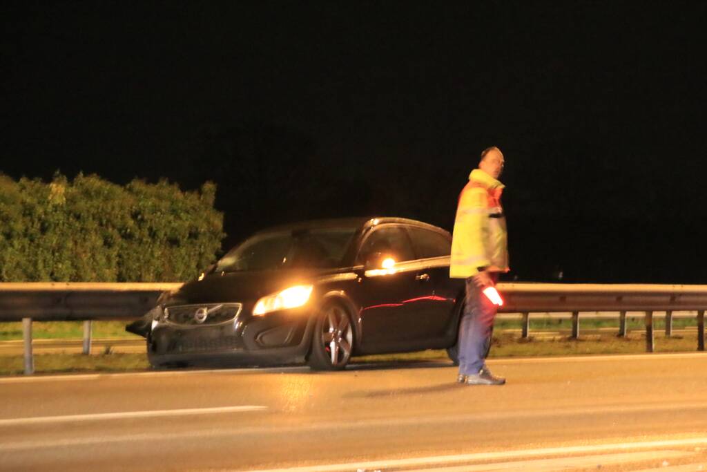 Auto achterstevoren tegen vangrail op snelweg