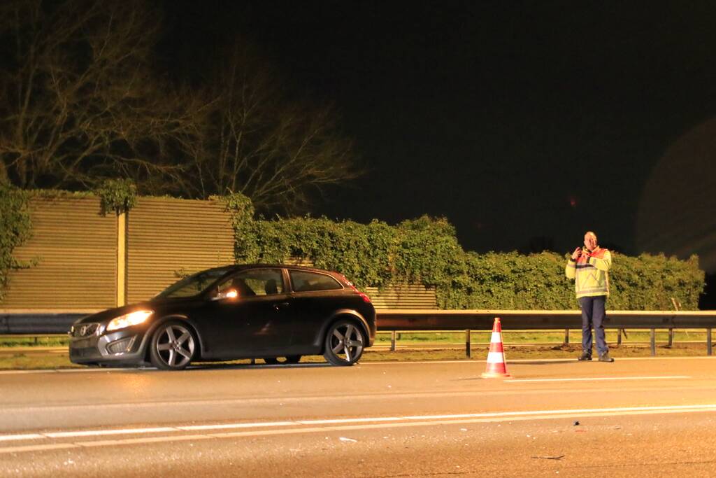 Auto achterstevoren tegen vangrail op snelweg