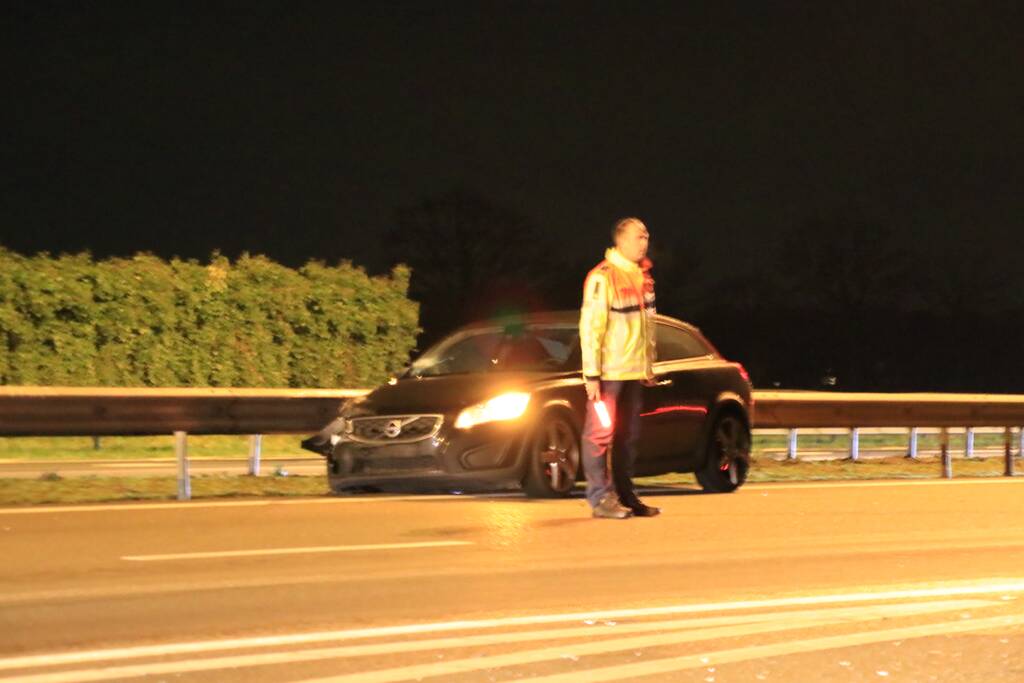 Auto achterstevoren tegen vangrail op snelweg