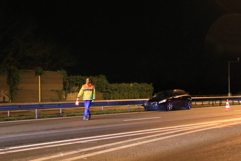 Auto achterstevoren tegen vangrail op snelweg