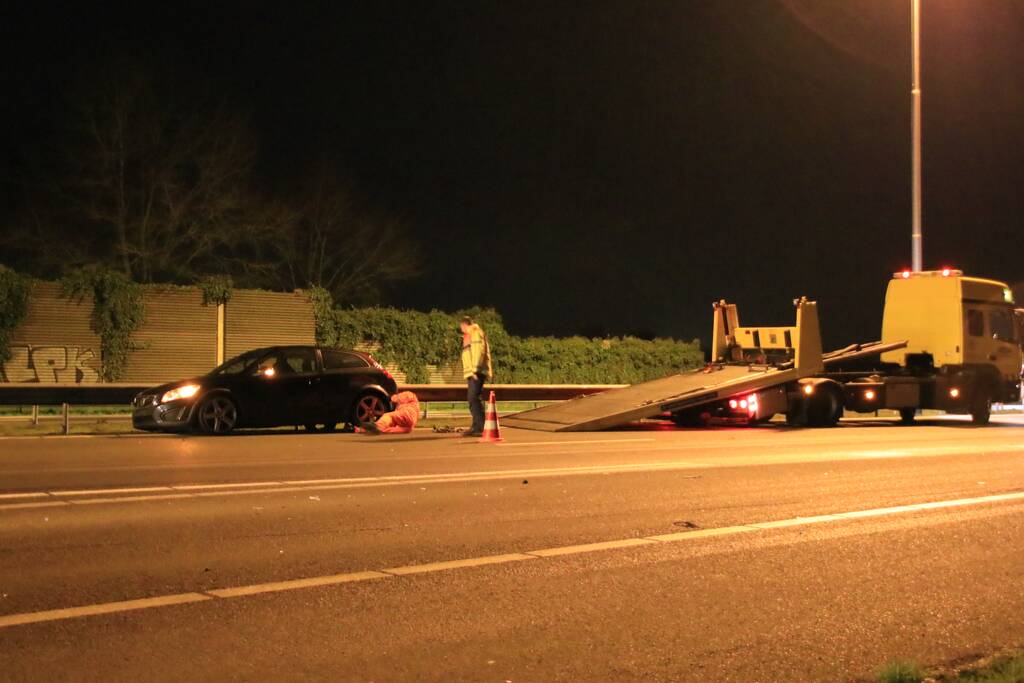 Auto achterstevoren tegen vangrail op snelweg