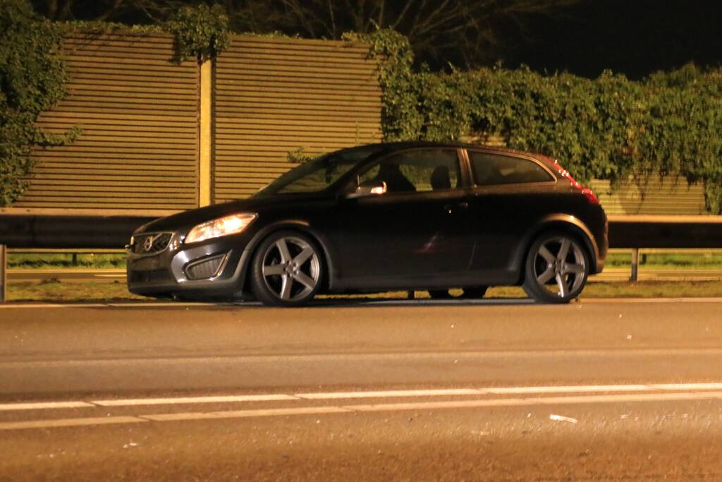 Auto achterstevoren tegen vangrail op snelweg
