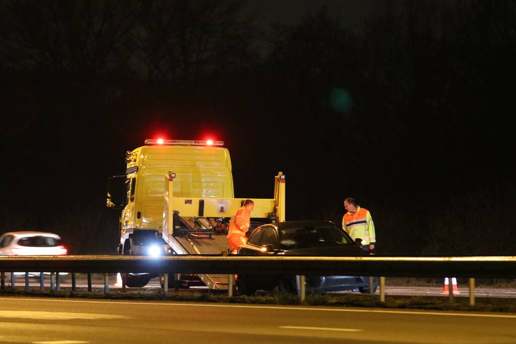 Auto achterstevoren tegen vangrail op snelweg