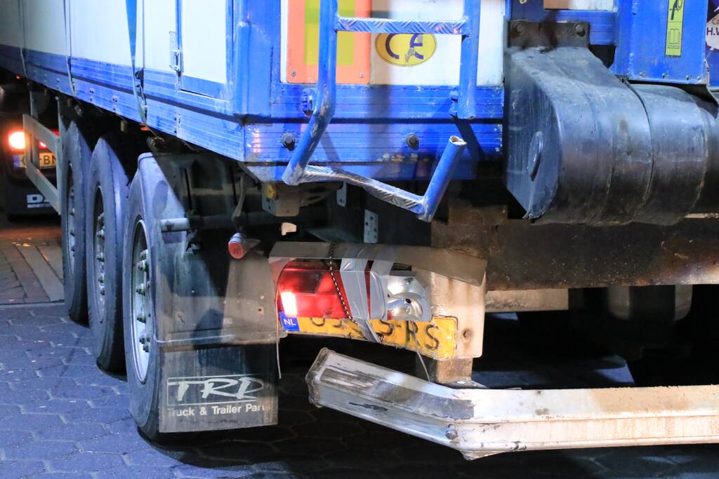 Auto achterstevoren tegen vangrail op snelweg