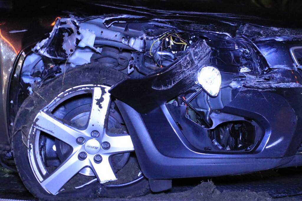 Auto achterstevoren tegen vangrail op snelweg