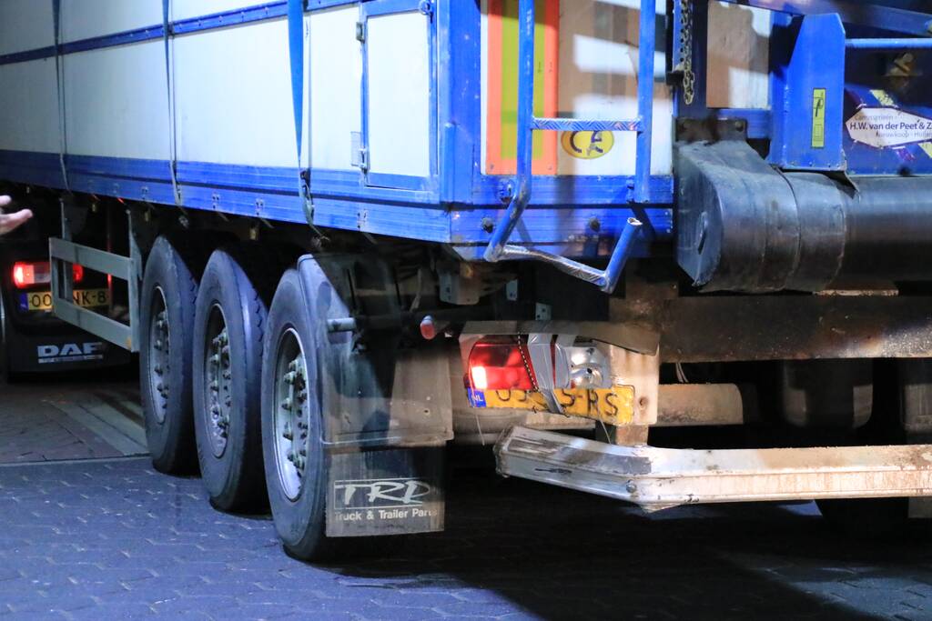 Auto achterstevoren tegen vangrail op snelweg