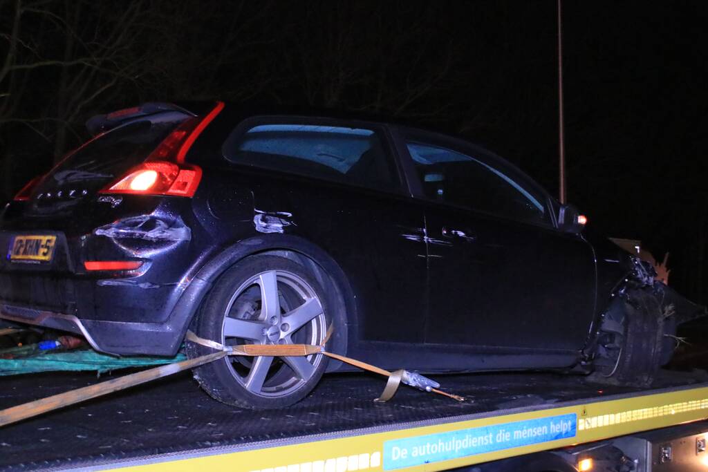 Auto achterstevoren tegen vangrail op snelweg